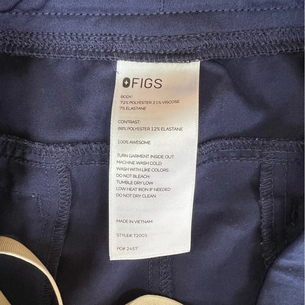 FIGS Men’s Axim Cargo Straight Leg Scrub Pants in Navy Blue, size Medium